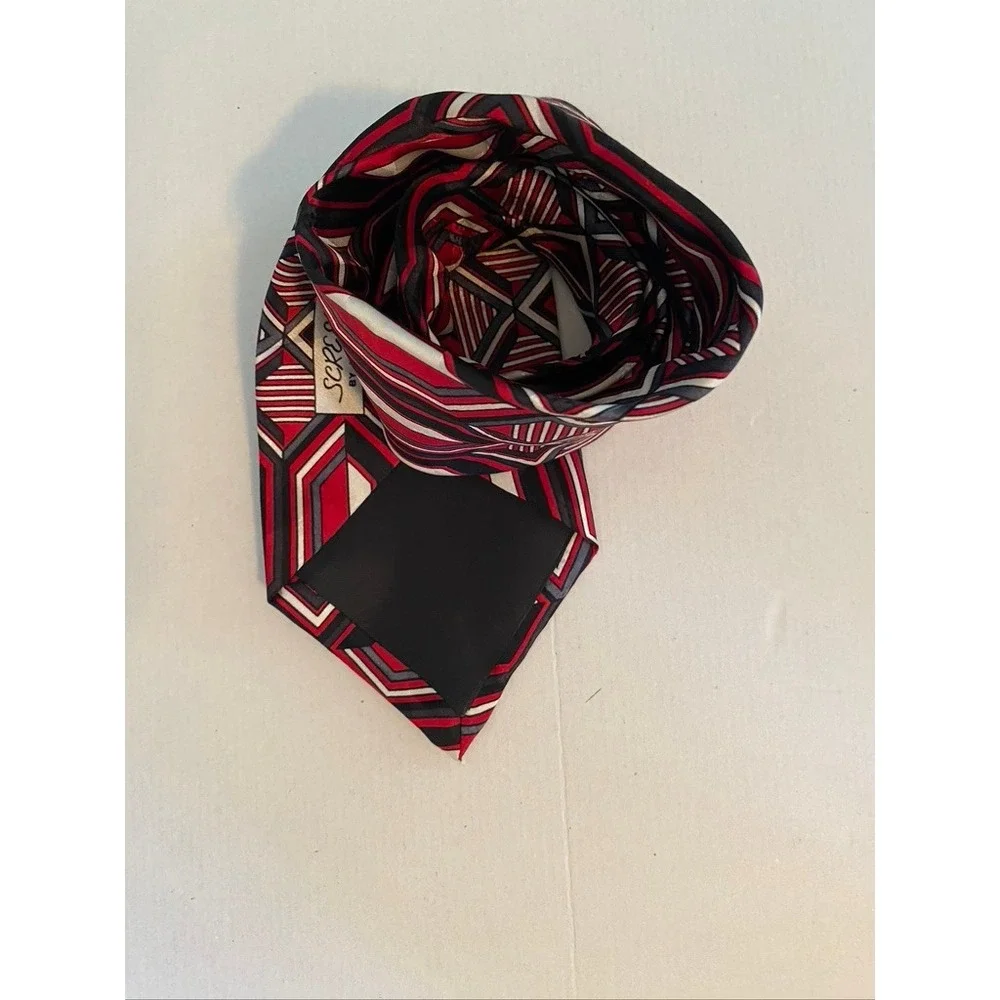 Screenplay by Martin Wong Mens Geometric Art Deco Silk Necktie Red Black White